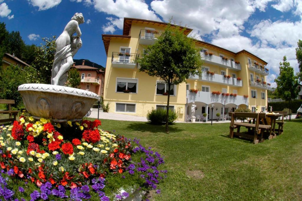 Hotel Daniela Levico Terme Exterior photo